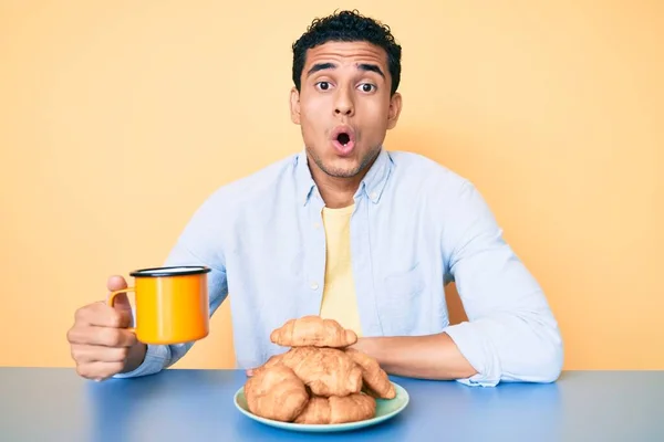 Ung Stilig Hispanic Man Sitter Bordet Med Frukost Rädd Och — Stockfoto