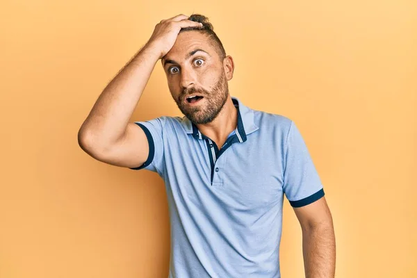 Homem Bonito Com Barba Vestindo Roupas Casuais Surpreso Com Mão — Fotografia de Stock