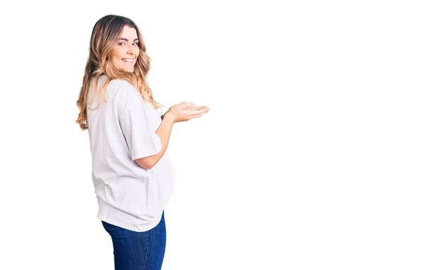 Young Caucasian Woman Wearing Casual Clothes Pointing Aside Hands Open — Stock Photo, Image