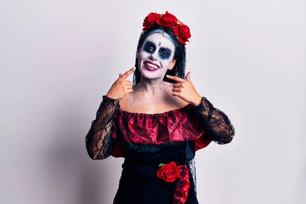Mujer Joven Vistiendo Día Mexicano Del Maquillaje Muerto Sonriendo Con — Foto de Stock