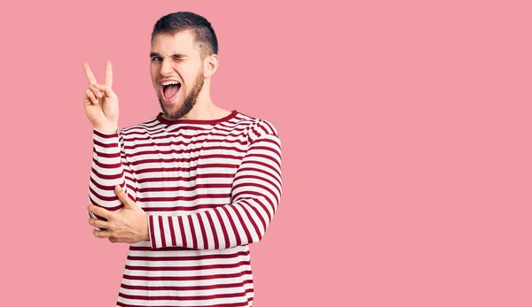 Jovem Homem Bonito Vestindo Camisola Listrada Sorrindo Com Rosto Feliz — Fotografia de Stock