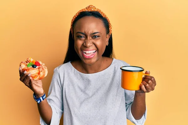 Jonge Afrikaanse Vrouw Die Koffie Drinkt Gebak Eet Die Gek — Stockfoto