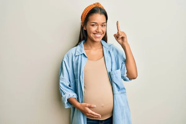 Mooie Latijns Amerikaanse Vrouw Verwacht Een Baby Raken Zwangere Buik — Stockfoto