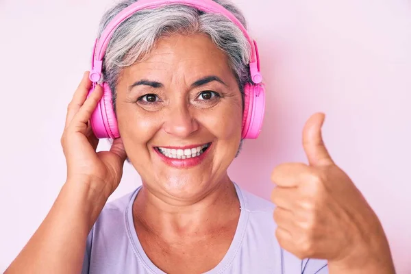 Mujer Hispana Mayor Escuchando Música Usando Auriculares Sonriendo Feliz Positivo —  Fotos de Stock