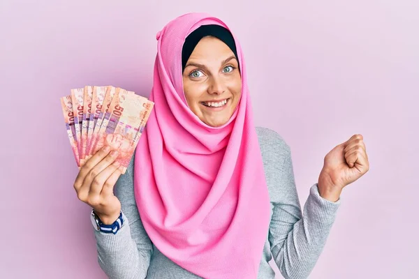 Νεαρή Λευκή Γυναίκα Φορώντας Ισλαμική Μαντίλα Κρατώντας Χαρτονομίσματα Της Νότιας — Φωτογραφία Αρχείου