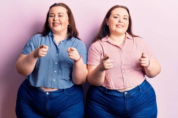 Junge Size Zwillinge Lässiger Kleidung Zeigen Mit Fröhlichem Und Lustigem — Stockfoto
