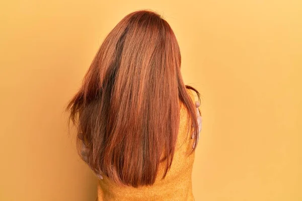 Mulher Ruiva Bonita Vestindo Camisola Inverno Casual Sobre Fundo Amarelo — Fotografia de Stock