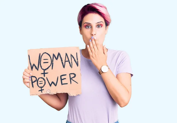 Junge Schöne Frau Mit Rosafarbenen Haaren Die Frauenpower Banner Hält — Stockfoto