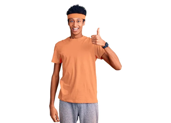 Afro Amerikalı Genç Adam Spor Kıyafetleri Giyiyor Mutlu Pozitif Gülümsüyor — Stok fotoğraf