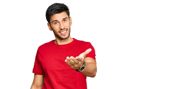Jonge Knappe Man Draagt Casual Rood Tshirt Glimlachend Vrolijk Aanbieden — Stockfoto