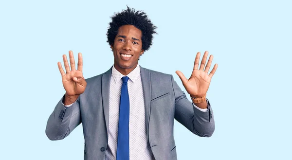 一位英俊的非洲裔美国男人 留着非洲裔头发 穿着商务夹克 用9号手指指尖 面带微笑 自信而快乐 — 图库照片