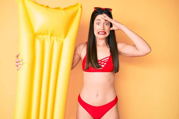 Junge Schöne Kaukasische Frau Bikini Hält Schwimmer Gestresst Und Frustriert — Stockfoto