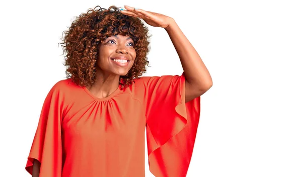 Jonge Afro Amerikaanse Vrouw Draagt Casual Kleding Erg Blij Glimlachend — Stockfoto