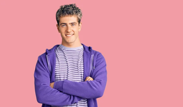 Jonge Knappe Man Met Casual Paarse Sweatshirt Vrolijk Gezicht Glimlachend — Stockfoto