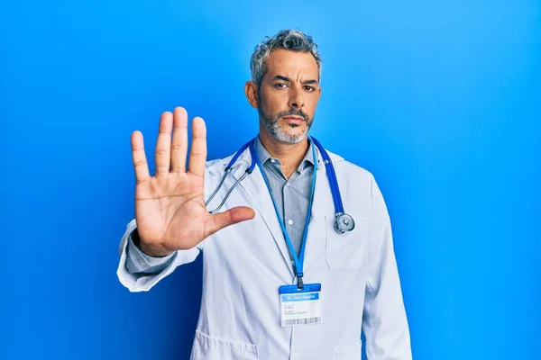 Homem Cabelos Grisalhos Meia Idade Vestindo Uniforme Médico Estetoscópio Fazendo — Fotografia de Stock