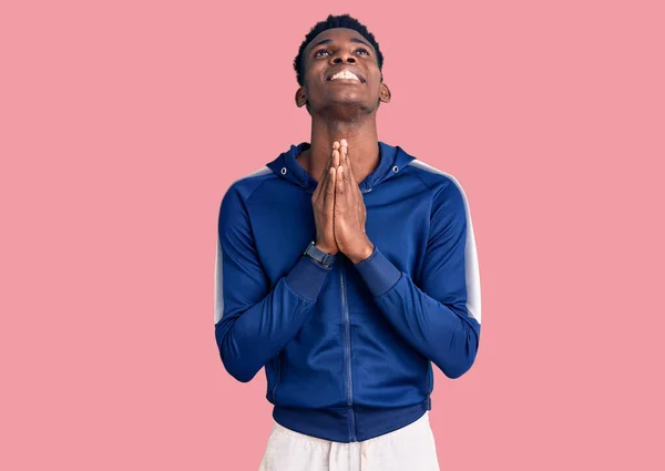 스포츠용 구걸을 희망의 표정을 기도를 아프리카계 미국인 청년은 감정적 스러운 — 스톡 사진
