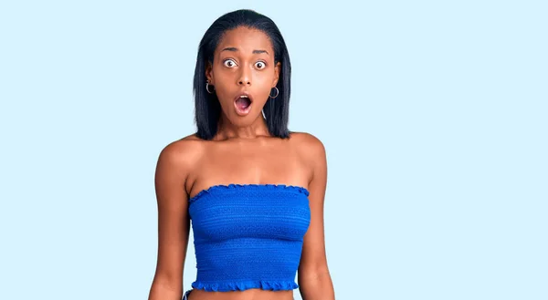 Junge Afrikanisch Amerikanische Frau Lässiger Sommerkleidung Verängstigt Und Schockiert Mit — Stockfoto