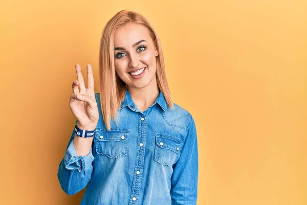 Schöne Kaukasische Frau Trägt Lässige Jeansjacke Und Zeigt Mit Fingern — Stockfoto