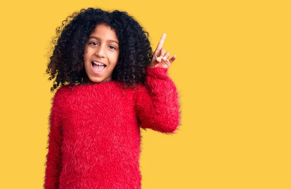 Niño Afroamericano Con Pelo Rizado Usando Suéter Invierno Casual Apuntando — Foto de Stock