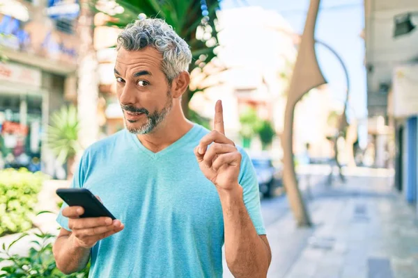 Šedovlasý Muž Středního Věku Používající Smartphone Ulici Města Překvapený Nápadem — Stock fotografie