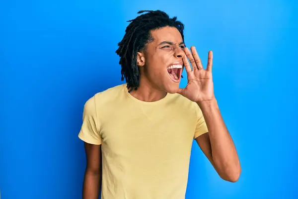 Jonge Afro Amerikaanse Man Casual Kleding Schreeuwend Schreeuwend Van Hand — Stockfoto