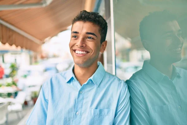 Jeune Homme Latino Souriant Heureux Appuyé Sur Mur Ville — Photo