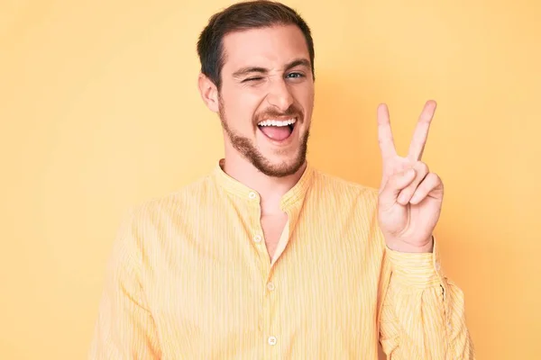 Ein Junger Gutaussehender Mann Lässiger Kleidung Lächelt Mit Glücklichem Gesicht — Stockfoto