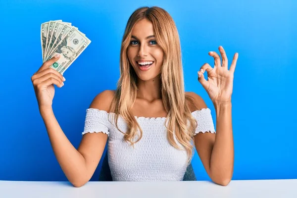 Krásná Blondýna Mladá Žena Drží Dolarů Bankovky Dělá Pořádku Znamení — Stock fotografie