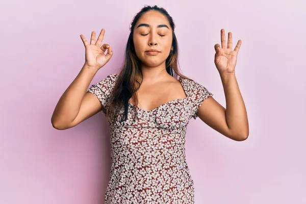 Jonge Latijnse Vrouw Casual Kleding Ontspannen Glimlachen Met Ogen Dicht — Stockfoto