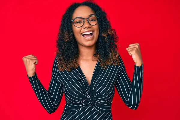 Jovem Afro Americana Vestindo Roupas Casuais Óculos Gritando Orgulhoso Celebrando — Fotografia de Stock