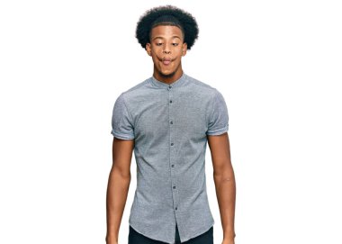 Afro saçlı, sıradan kıyafetler giyen, dudağında balık suratı olan çılgın ve komik bir jest yapan Afro-Amerikan bir adam. Komik ifade. 