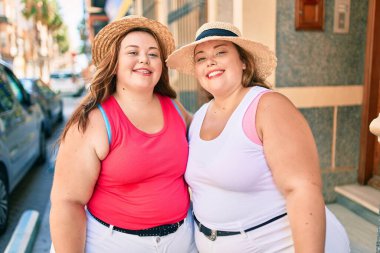 İki kilolu şişman kız kardeş. Açık havada sarılan ikiz kadınlar.