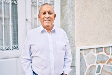 Son sınıf öğrencisi gülümseyerek şehirde mutlu mesut yürüyor..