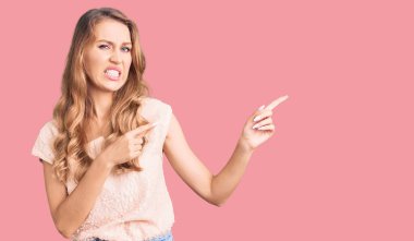 Sarışın, güzel, beyaz bir kadın. Günlük kıyafetler giyiyor. Endişeli ve gergin. İki eli de endişeli ve şaşırmış. 