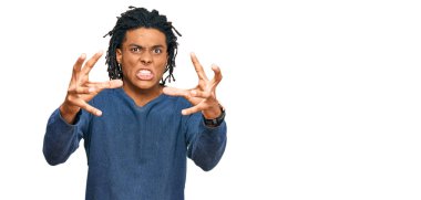 Sıradan bir kazak giyen genç Afrikalı Amerikalı adam öfkeyle bağırıyor, elleri boğmaya çalışıyor, deli gibi bağırıyor. 