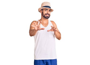 Gündelik yaz şapkası takan İspanyol genç adam tiksindirici tepkiler verdiği için hoşnutsuz ve korku dolu bir ifade takındı. Eller havada. 