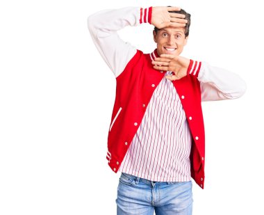 Beyzbol üniforması giyen, neşeli gülümseyen ve elleriyle dikizleme oyunu oynayan genç yakışıklı bir adam. Şaşırdım ve çıktım. 