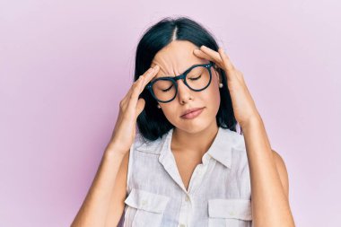 Elinde pembe kanser kurdelesi olan genç ve güzel bir kadın başarılı bir fikri işaret ediyor. Heyecanlı ve mutlu. Bir numara.. 