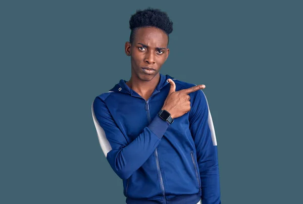 Afro Amerikalı Genç Adam Spor Giysisi Giyer Elini Kaldırır Reklamını — Stok fotoğraf
