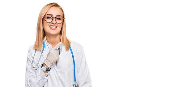 Mulher Branca Bonita Vestindo Uniforme Médico Estetoscópio Alegre Com Sorriso — Fotografia de Stock