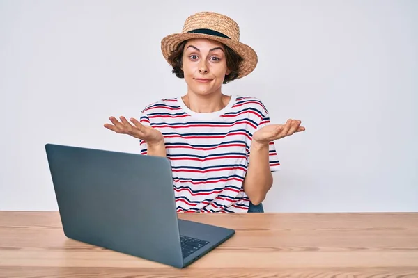 Young Hispanic Woman Working Laptop Sitting Table Clueless Confused Expression — Stock Photo, Image