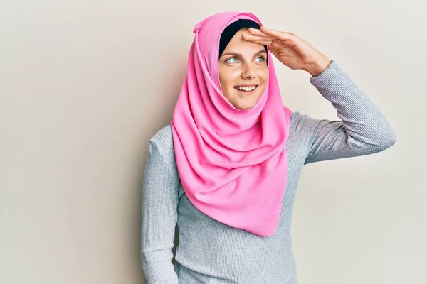 Junge Kaukasische Frau Mit Traditionellem Islamischen Hijab Schal Sehr Glücklich — Stockfoto