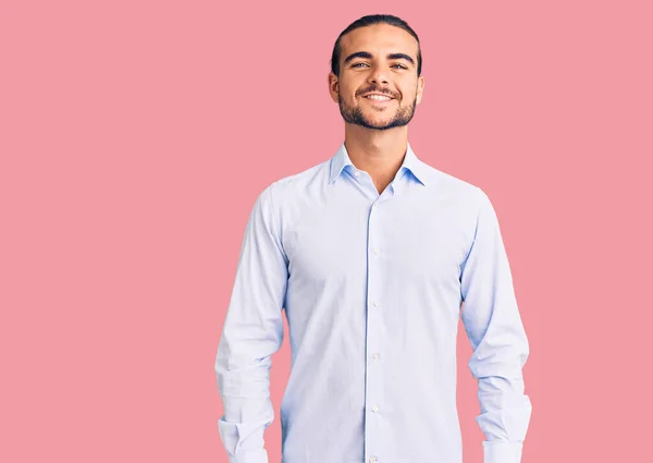 Joven Hombre Guapo Vistiendo Ropa Negocios Con Una Sonrisa Alegre —  Fotos de Stock