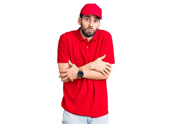 Joven Hombre Guapo Con Barba Llevando Uniforme Entrega Temblor Congelación —  Fotos de Stock