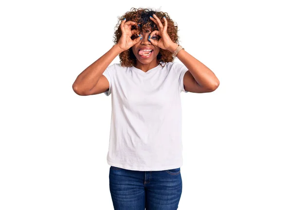 Jovem Afro Americana Vestindo Camiseta Branca Casual Fazendo Gesto Como — Fotografia de Stock