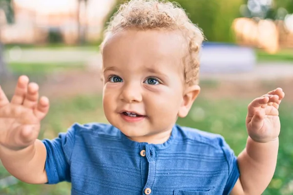 Söt Och Glad Liten Pojke Som Har Roligt Parken Solig — Stockfoto