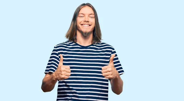 Schöner Kaukasischer Mann Mit Langen Haaren Lässig Gestreiftes Shirt Positive — Stockfoto