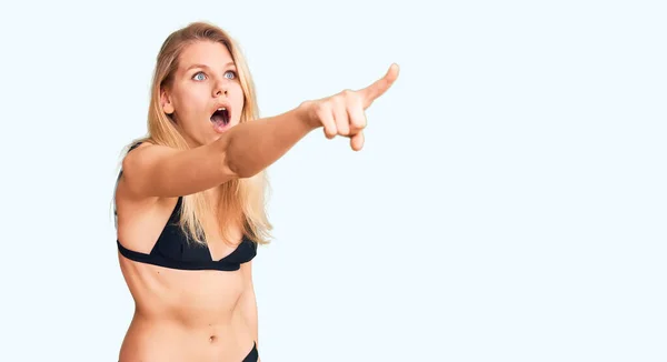 Junge Schöne Blonde Frau Bikini Zeigt Mit Dem Finger Überrascht — Stockfoto