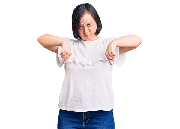 Mujer Morena Con Síndrome Vistiendo Camiseta Blanca Casual Apuntando Hacia — Foto de Stock