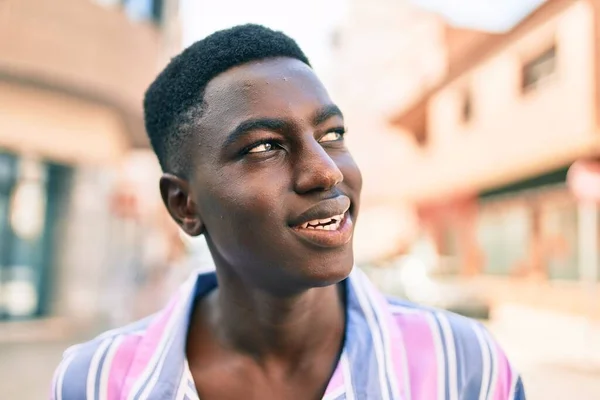 Ung Afrikansk Amerikansk Man Ler Lycklig Stående Gatan Staden — Stockfoto